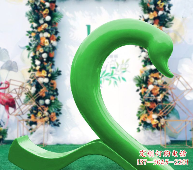 济南新颖抢眼的玻璃钢爱心天鹅雕塑