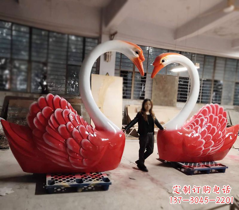 济南天鹅玻璃钢爱心婚礼景观摆件