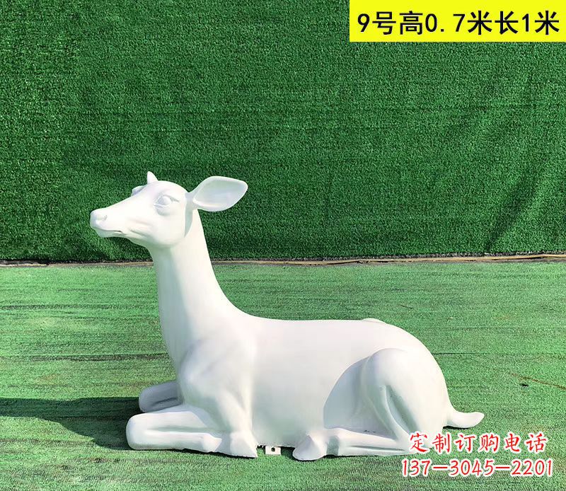 济南玻璃钢白色小鹿雕塑公园动物摆件