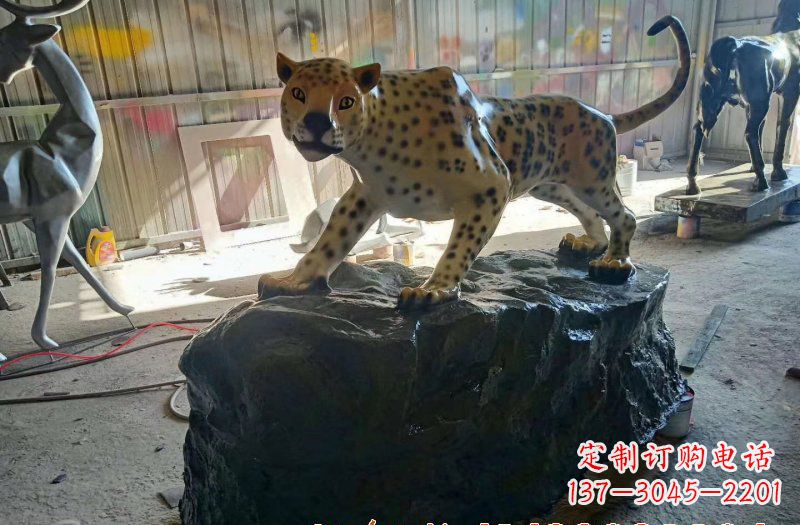 济南玻璃钢豹子雕塑 (2)