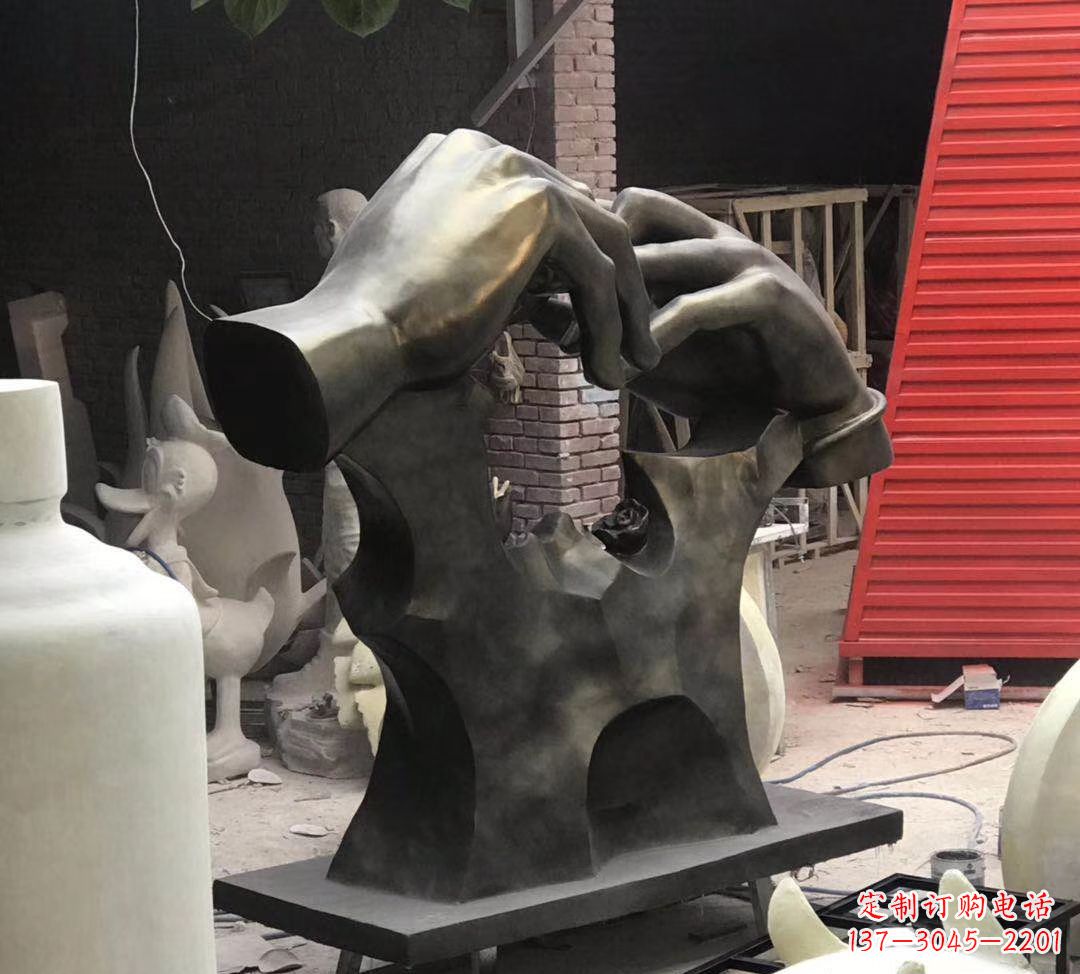 济南玻璃钢仿铜戒指雕塑浪漫情感的象征
