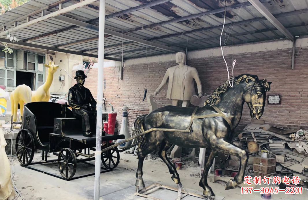 济南玻璃钢仿铜马车雕塑——给广场景观增添绚丽色彩
