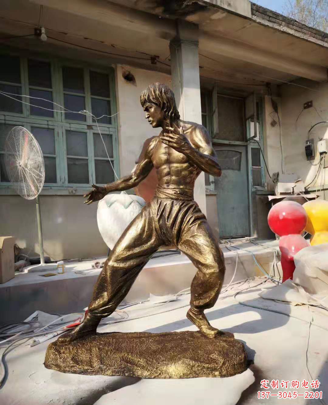 济南玻璃钢仿铜李小龙雕塑广场电影明星人物雕塑 (4)