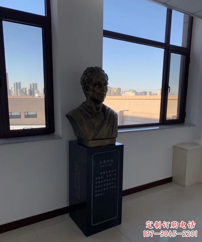 济南玻璃钢仿铜的孟德斯鸠头像雕塑