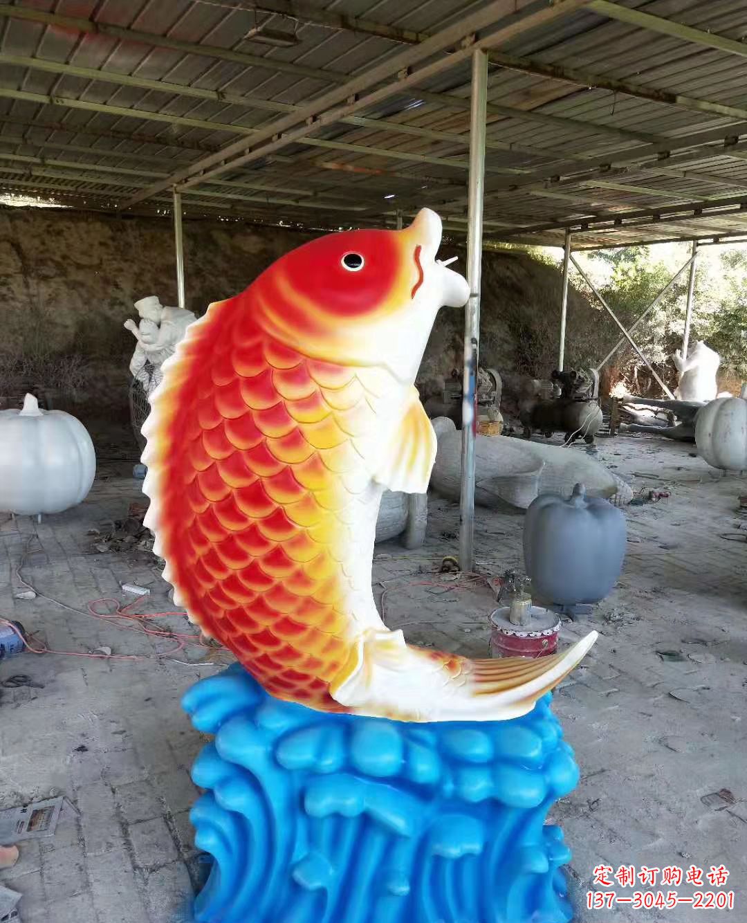 济南玻璃钢制作的精美鲤鱼喷泉雕塑