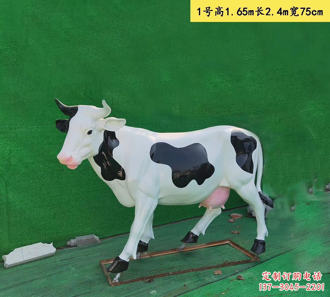 济南玻璃钢仿真奶牛雕塑精致而可爱