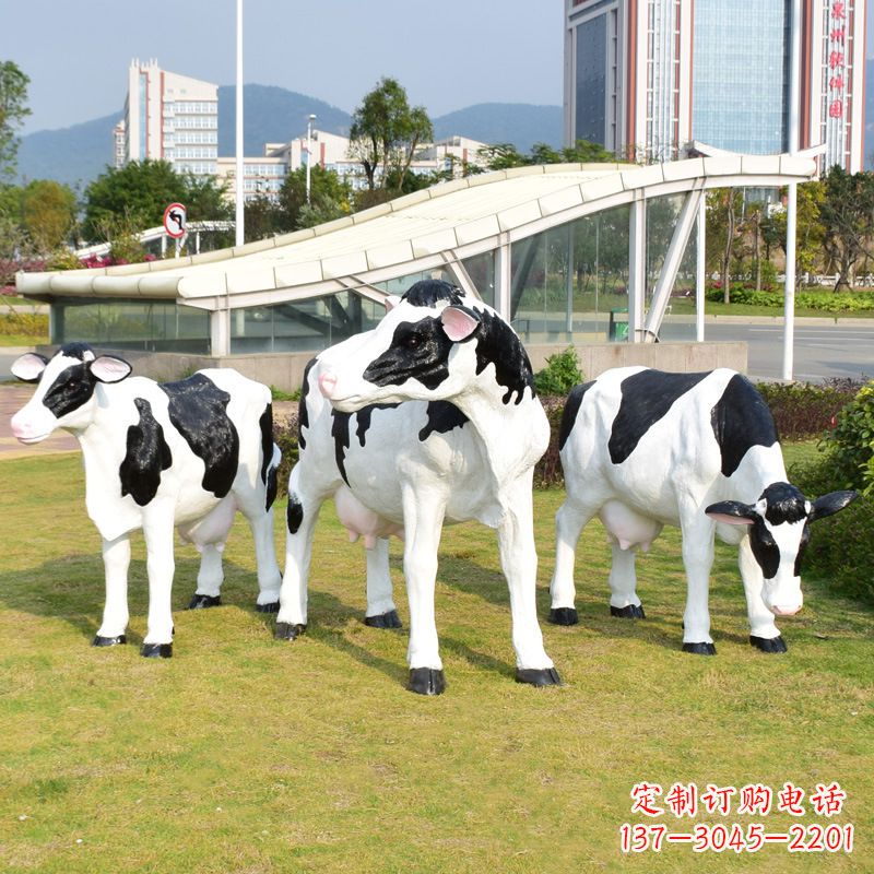 济南玻璃钢制作的仿真奶牛雕塑——装点园林草坪