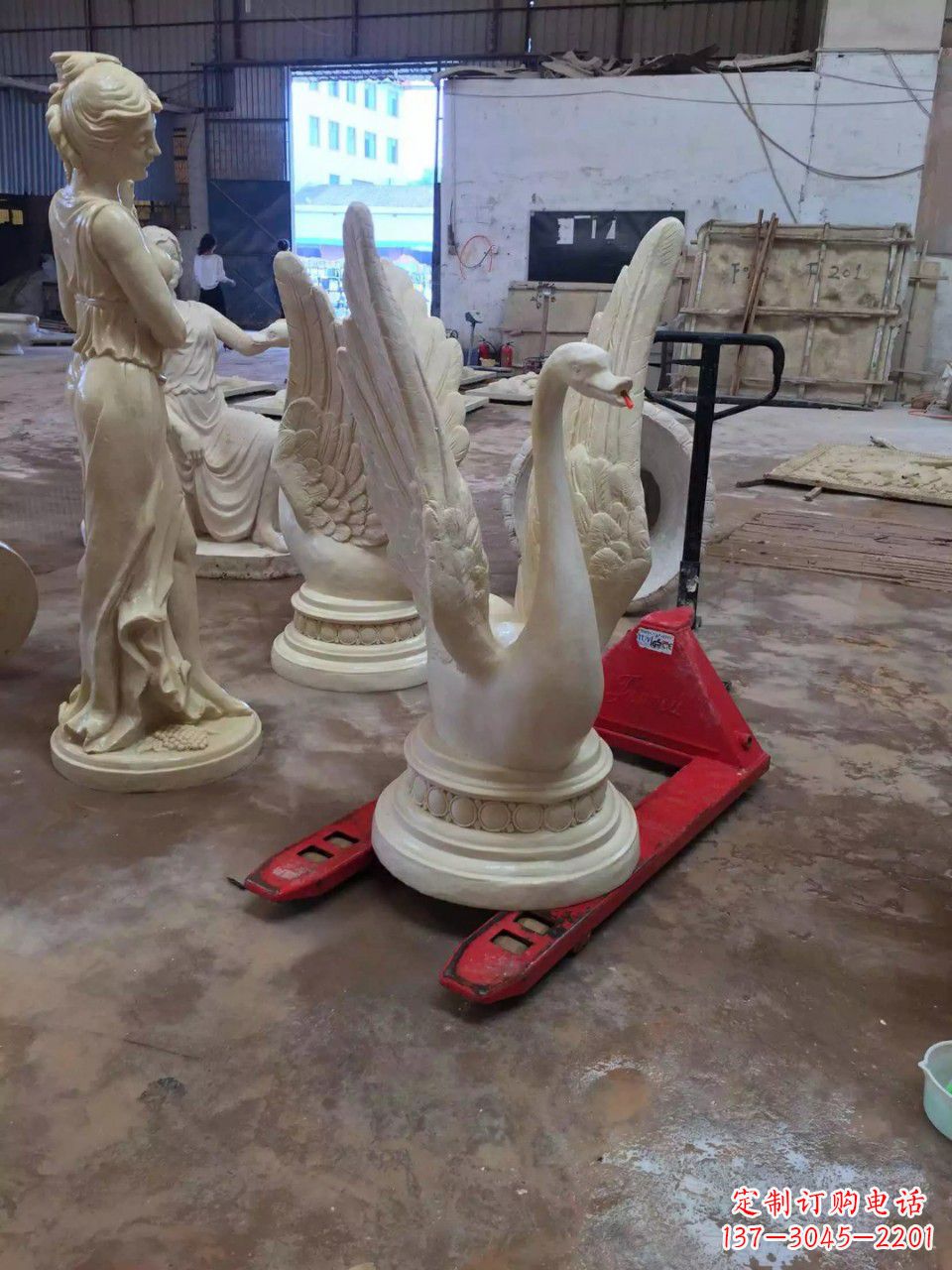 济南玻璃钢制作的天鹅雕塑