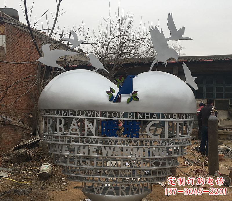 济南不锈钢爱心字母雕塑——象征着爱的礼物