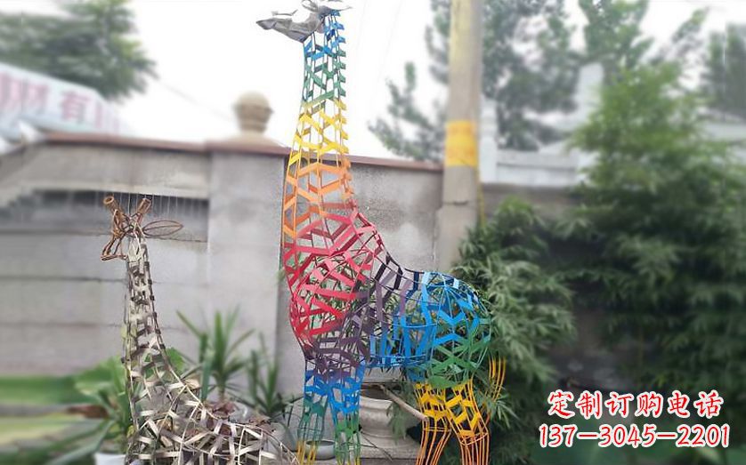 济南不锈钢长颈鹿雕塑把自然美景带入室内