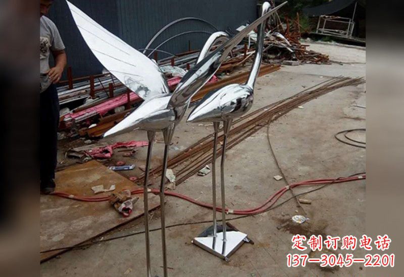 济南不锈钢仙鹤雕塑象征着美丽与和谐