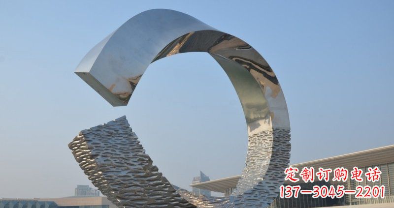 济南环绕城市的不锈钢圆环雕塑