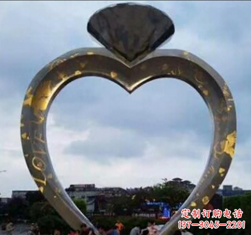 济南不锈钢创意戒指雕塑拥有独一无二的外观