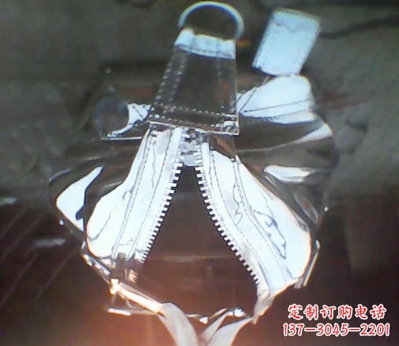 济南精美不锈钢手提包雕塑