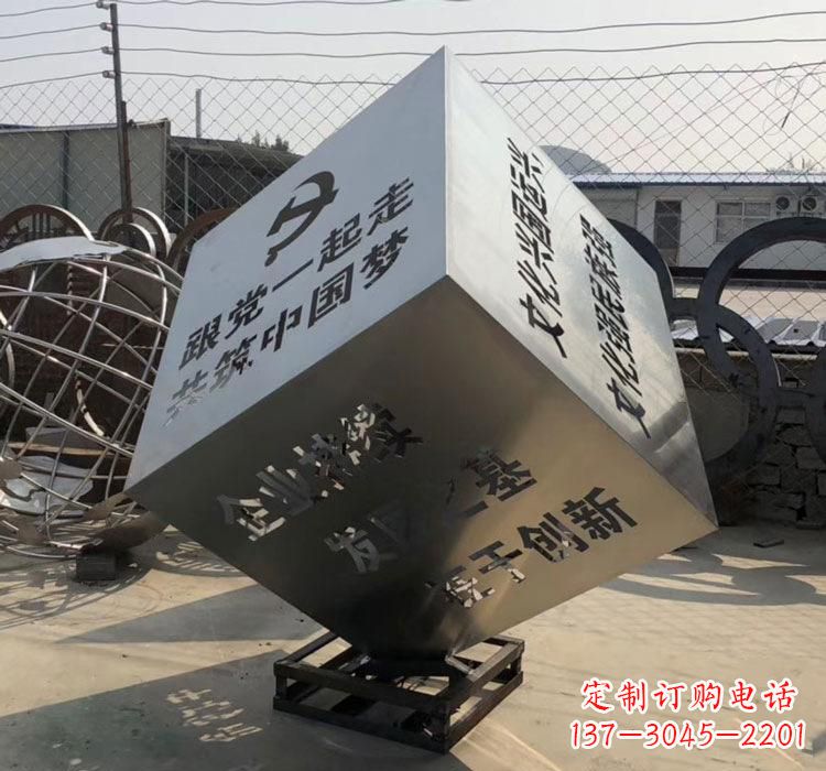济南不锈钢灯饰魔方雕塑——精妙艺术