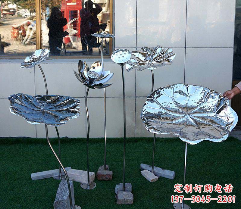 济南不锈钢雕刻荷花美化环境