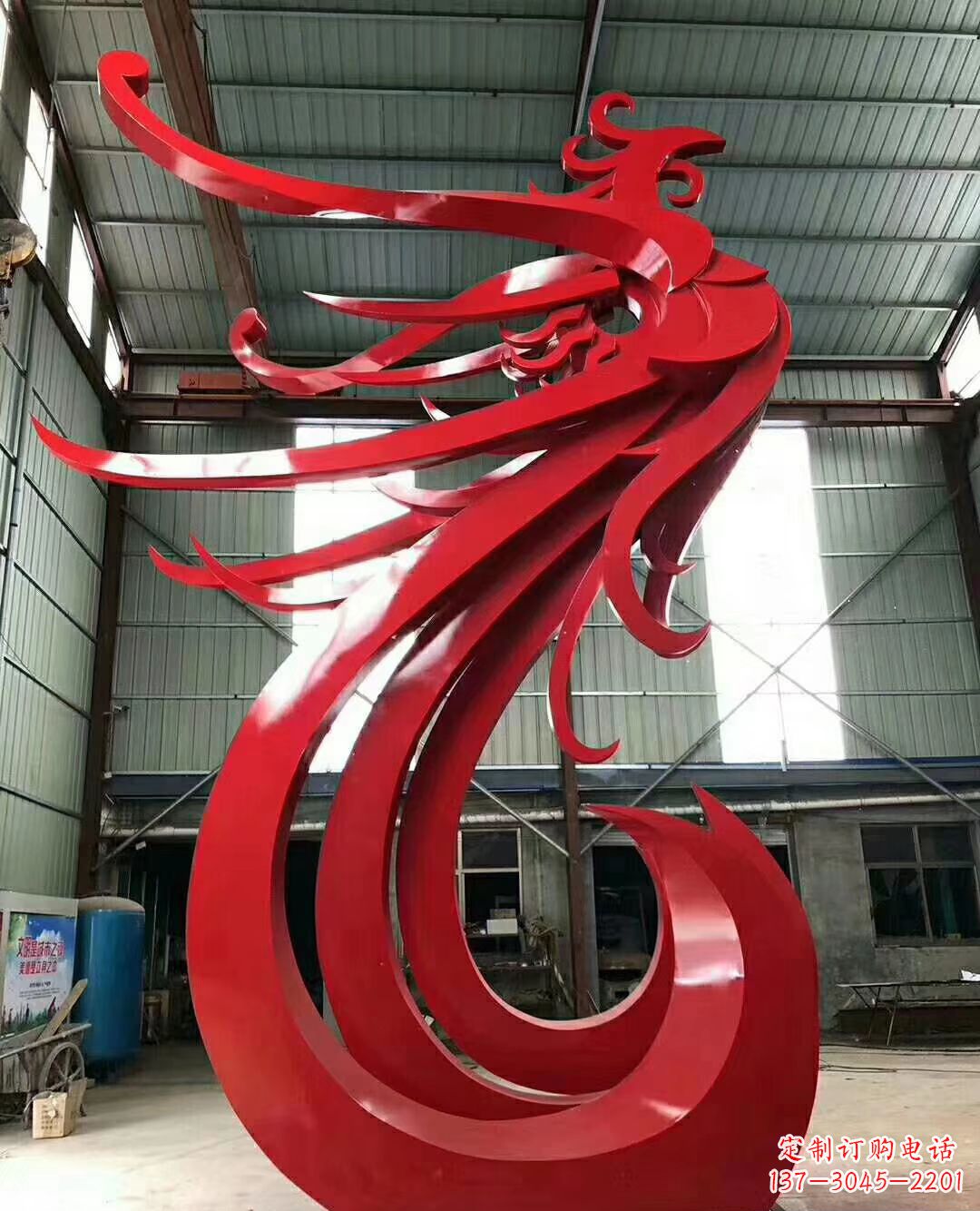 济南不锈钢凤凰雕塑象征着新生的力量