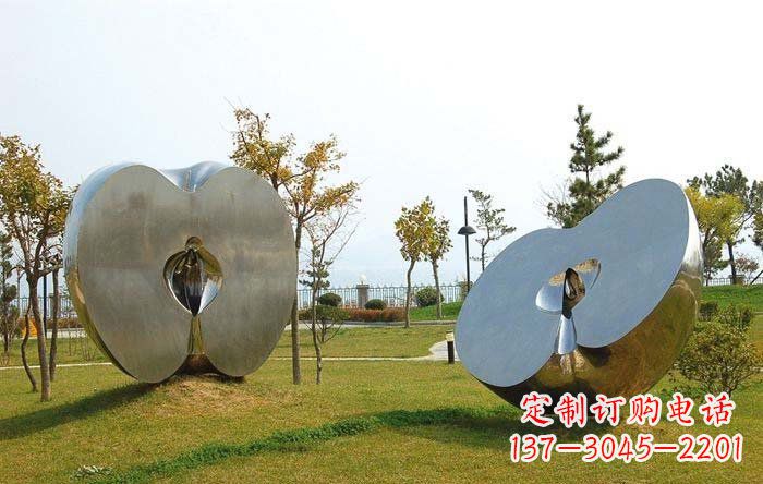 济南不锈钢公园半块苹果雕塑