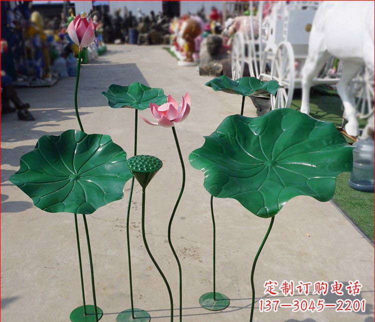 济南不锈钢荷花雕塑色彩斑斓美不胜收