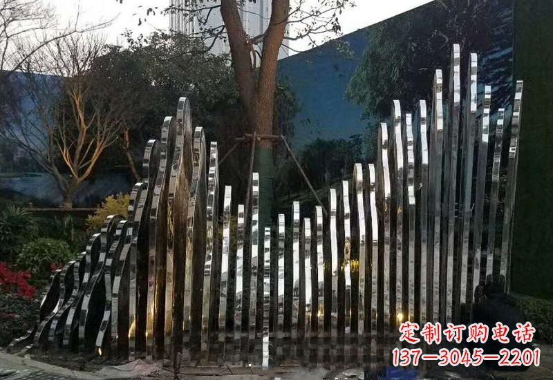 济南不锈钢公园里的假山雕塑
