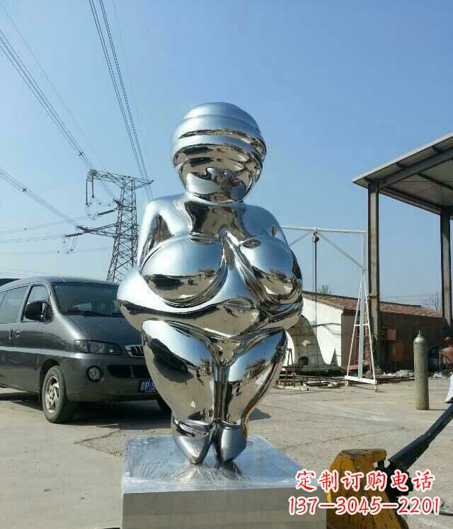 济南女性之美不锈钢公园的女人雕塑