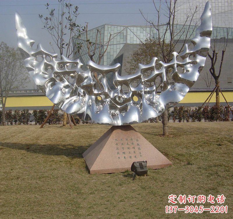 济南不锈钢月亮雕塑象征着无尽的美丽