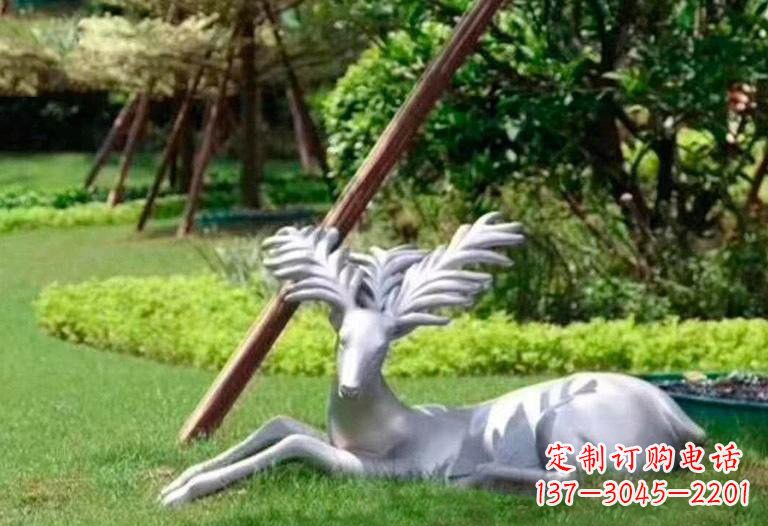 济南不锈钢公园大角鹿雕塑精致而美丽