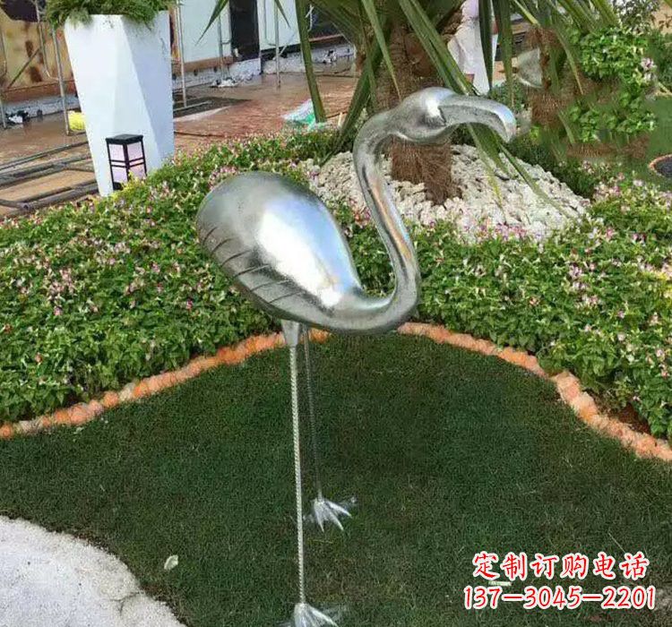济南火烈鸟雕塑美丽而又充满力量