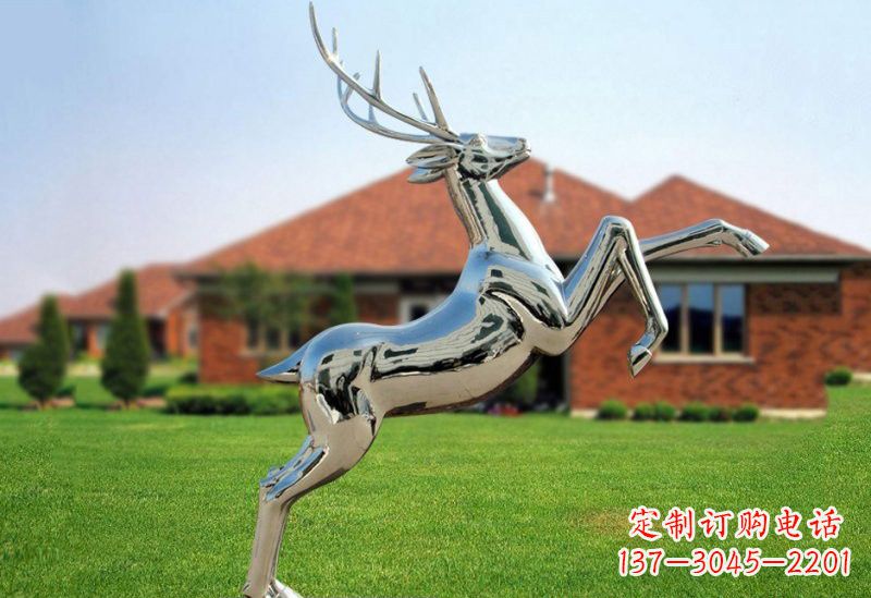 济南梅花鹿雕塑 镜面反射着璀璨美景