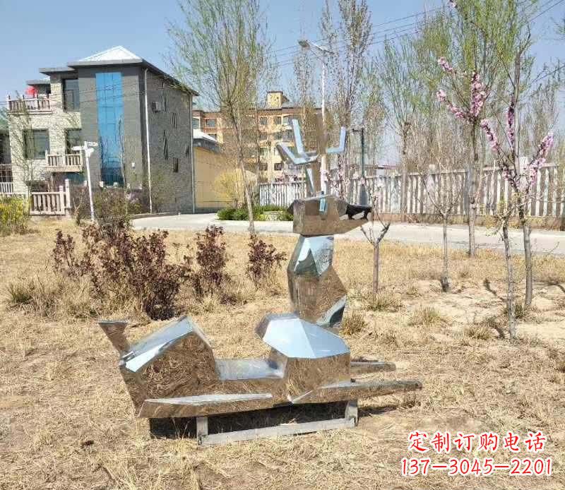 济南不锈钢公园小鹿雕塑给公园带来温馨气息