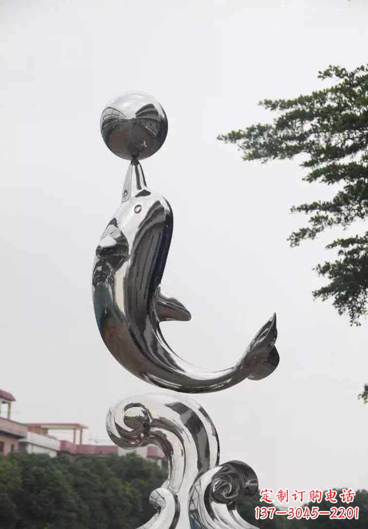 济南海豚雕塑增添不锈钢广场的魅力