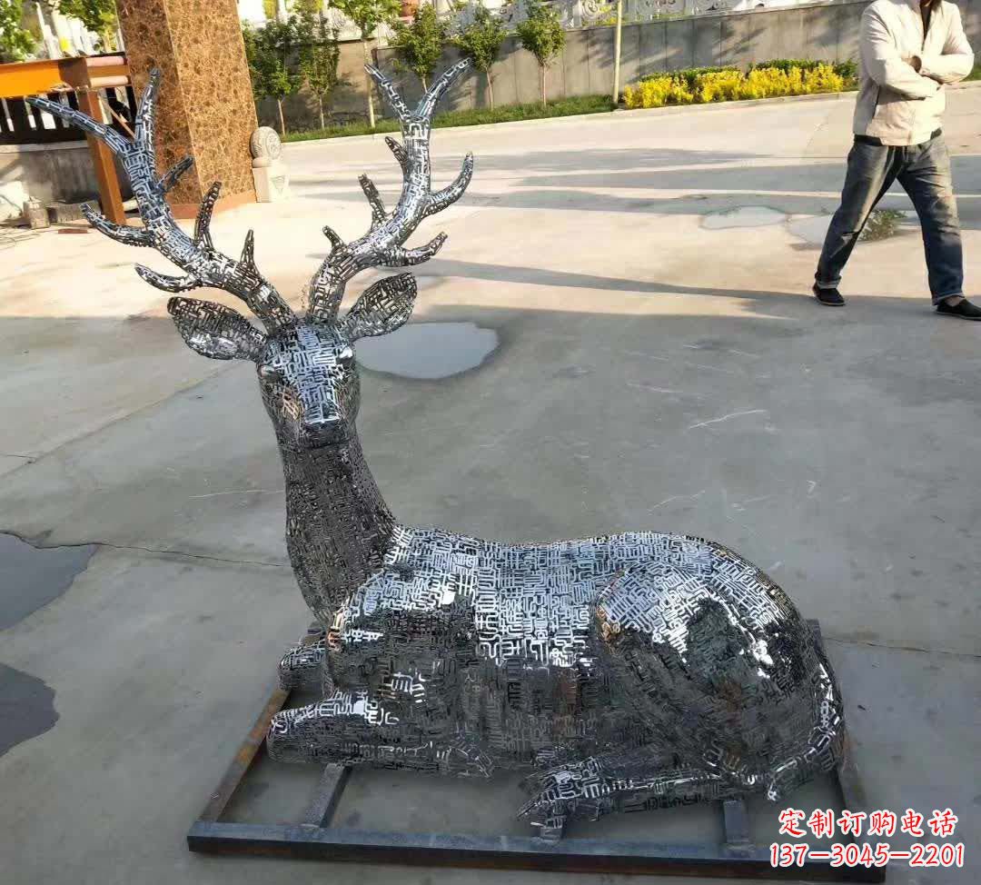 济南梅花鹿雕塑点缀不锈钢广场星空
