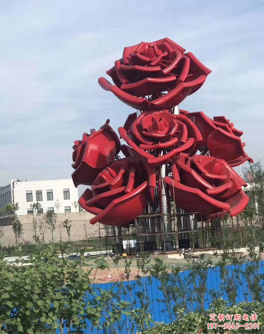 济南不锈钢玫瑰雕塑象征爱与美
