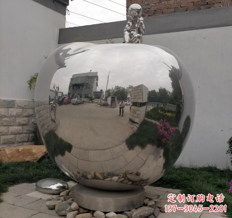 济南不锈钢金色苹果雕塑古典与现代的结合