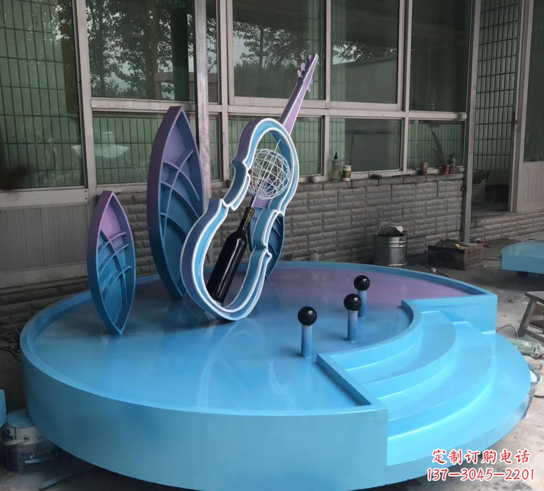 济南大提琴雕塑精致的艺术瑰宝