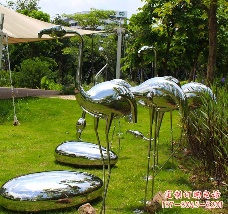 济南不锈钢镜面火烈鸟雕塑精美外形、多彩光泽