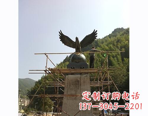济南不锈钢老鹰踩地球雕塑