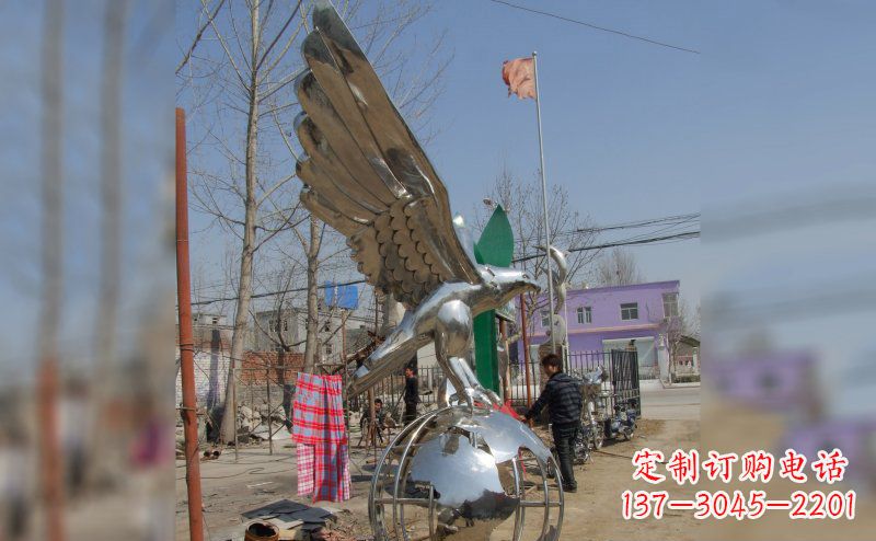 济南不锈钢老鹰雕塑象征力量与美丽