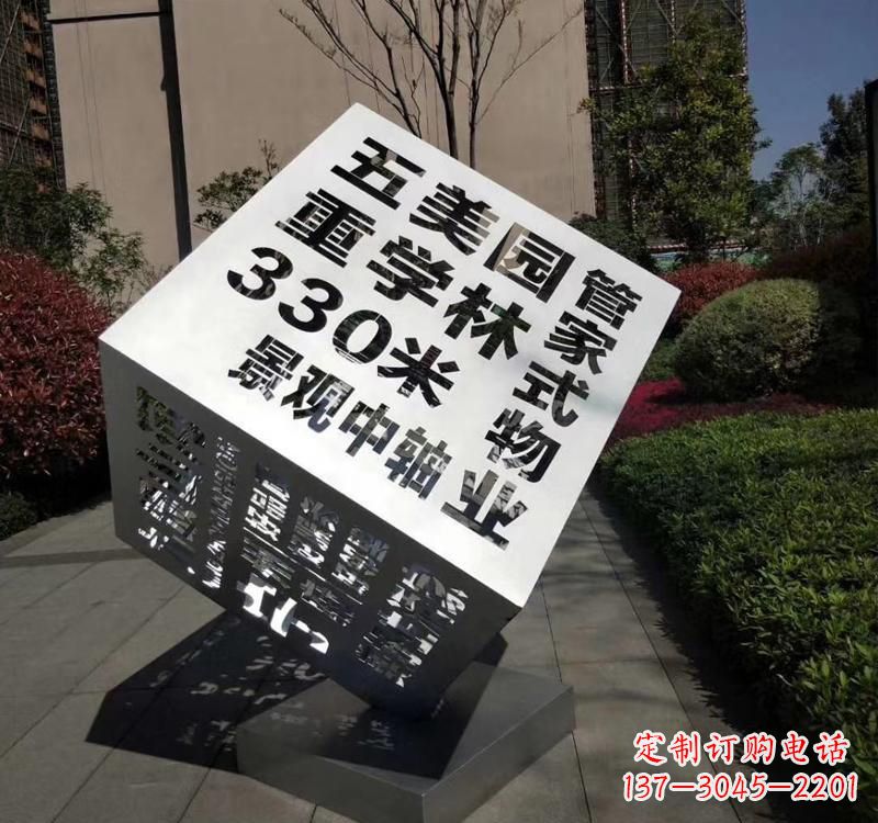 济南精致而经典不锈钢立体魔方雕塑