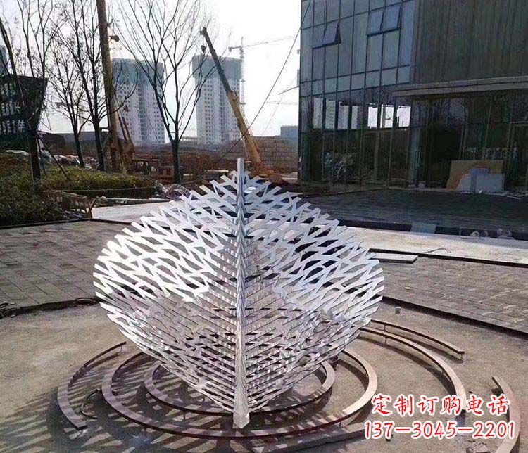 济南不锈钢镂空树叶雕塑精美雕刻的艺术