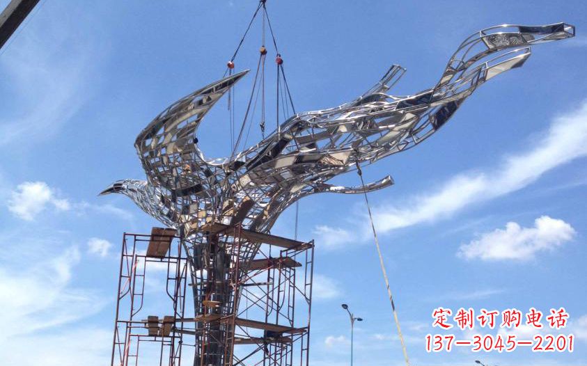 济南不锈钢镂空鸽子雕塑美丽的象征
