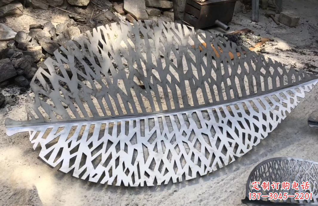济南不锈钢镂空树叶雕塑艺术的精美结合