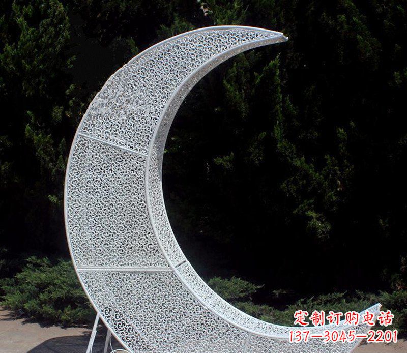 济南不锈钢镂空弯月亮公园景观雕塑