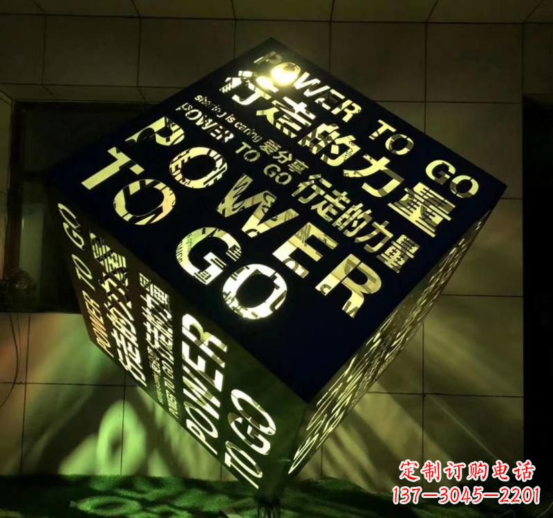 济南不锈钢材质的魔方雕塑精致的艺术设计