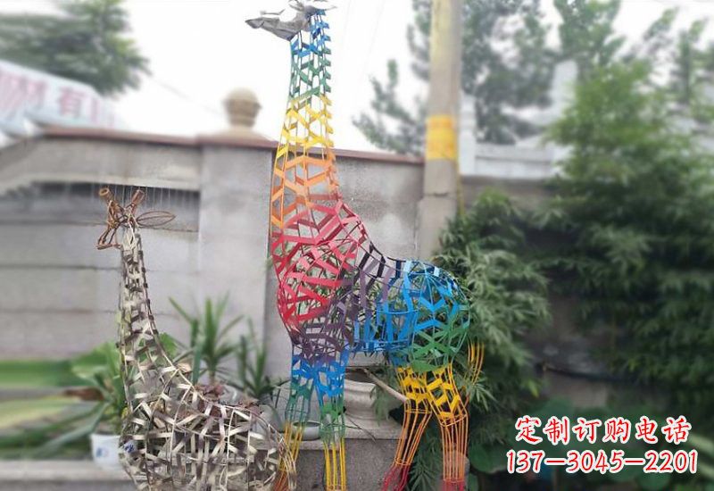 济南长颈鹿雕塑优雅而古典的艺术