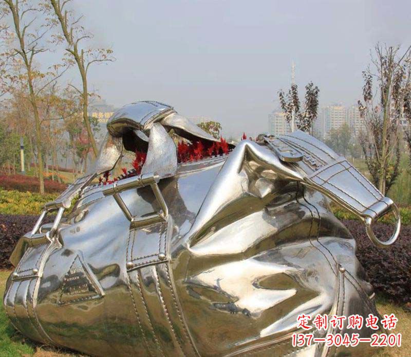 济南精美不锈钢手提包雕塑