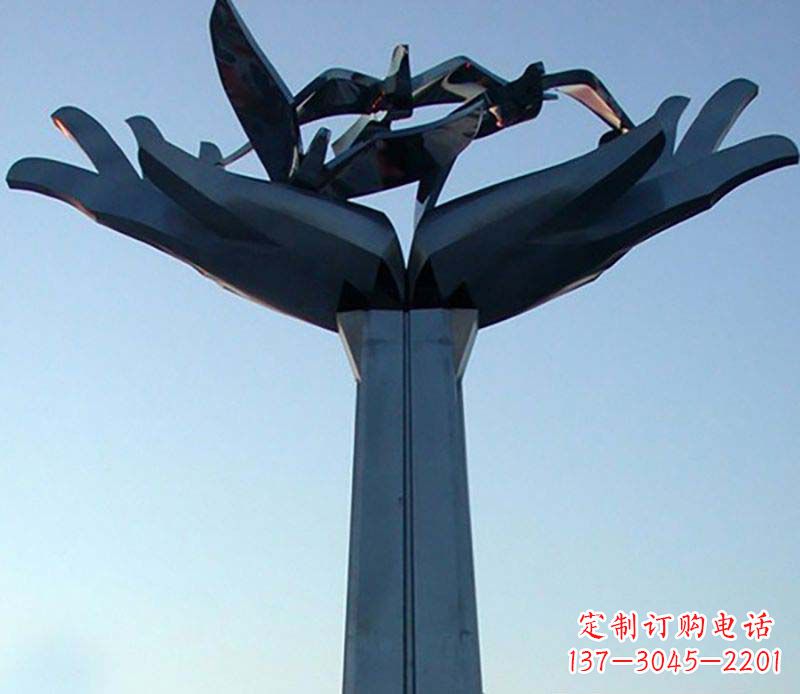 济南不锈钢手托鸽子雕塑象征着和平与爱