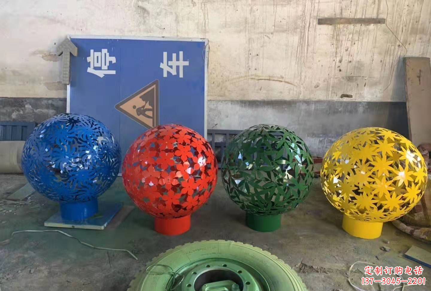 济南灵动树叶镂空球雕塑景观
