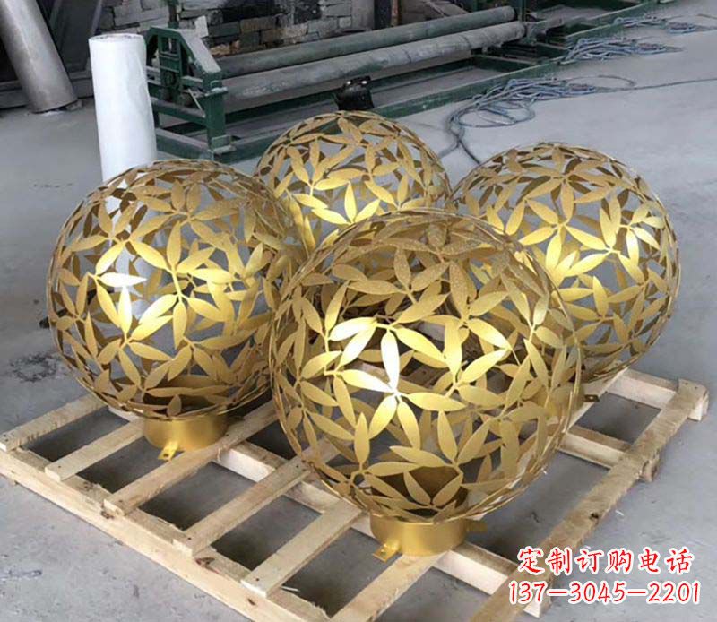 济南不锈钢树叶镂空球的美妙景观