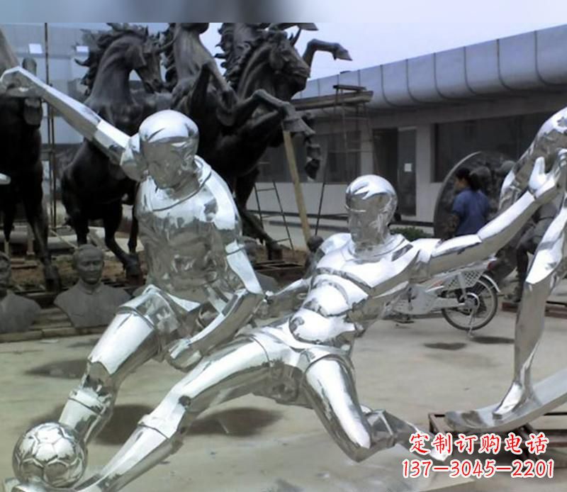 济南不锈钢踢足球的人物运动雕塑